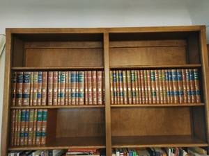 lot 55 image: Collection of Vintage Encyclopedia Britannica Books