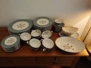 lot 72 image: Collection of China Marked Kingsley by Lenox