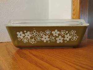 lot 12 image: Vintage Pyrex Spring Blossom Refrigerator Dish