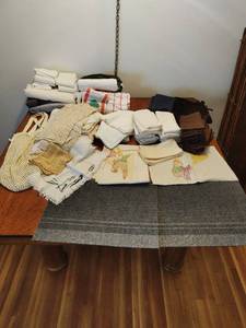 lot 91 image: Collection of Linens