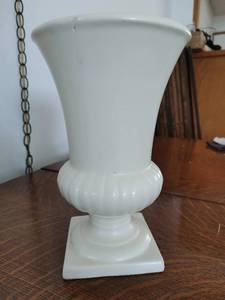 lot 425 image: Red Wing Vase