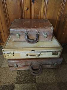 lot 438 image: Three Vintage Suitcases