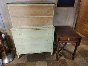 lot 453 image: Vintage Dresser & Drop Leaf End Table