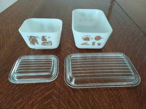 lot 13 image: Vintage Pyrex Early American Loaf Pan & Refrigerator Box