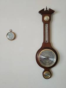 lot 281 image: Barometer & Humidity Tracker