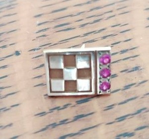 lot 38 image: 10k Gold Pin