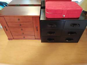 lot 159 image: Jewelry & Boxes
