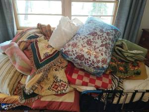 lot 324 image: Bedding & Linens
