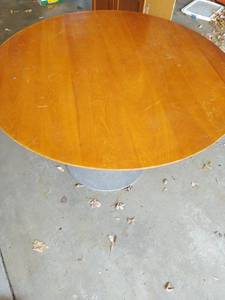 lot 480 image: Vintage Round Table with Tulip Base
