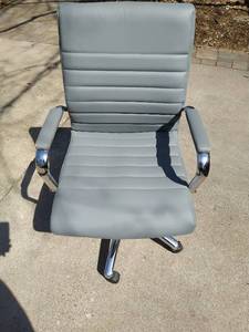 lot 489 image: Rolling Chairs