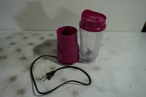lot 28 image: Hamilton Beach Single Serve Blender with Lid
