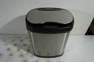 lot 187 image: Nine Stars 3.2 Gallon Trash Can