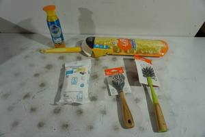 lot 193 image: Assorted Cleaning Supplies