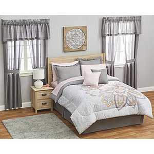 lot 159 image: NEW Paisley Panel 20 Piece Bedroom Set - King