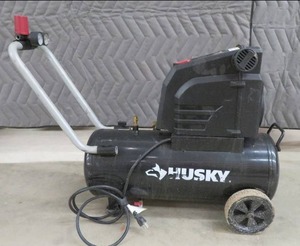 lot 7 image: HUSKY 8 GAL AIR COMPRESSOR ON WHEELS