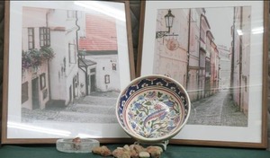 lot 31 image: AGATES, FRAMED WALL ART, HAND MADEPAINTED BOWL.