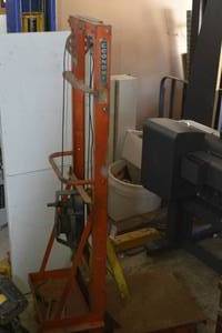 lot 2 image: Economy Die LiftChain Lift