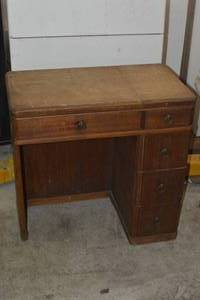 lot 5 image: Nice expandable sewing desk