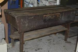 lot 7 image: Sturdy Work Bench