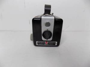 lot 2 image: Vintage Brownie Hawkeye Camera Flash Model