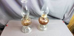lot 2 image: 2 Vintage Oil Lamps