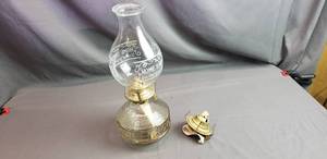 lot 3 image: Vintage Oil Lamp