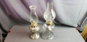lot 11 image: 2 Vintage Oil Lamps