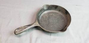 lot 25 image: Griswold No. 3 709 A Cast Iron Pan