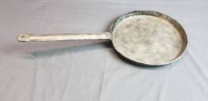 lot 27 image: Vintage Cast Iron Pan