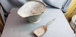 lot 38 image: Vintage Ash Pail and Scoop