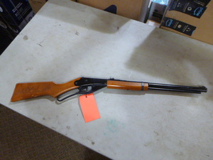 lot 20 image: Daisy Red Ryder .177 (4.5mm) BB Air Rifle