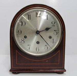 lot 176 image: Nice Vintage Working Tombstone Mantel Clock