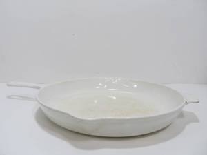 lot 190 image: Vintage Le Creuset Skillet 12 SOLID WHITE #30 Cast Iron Fry Pan