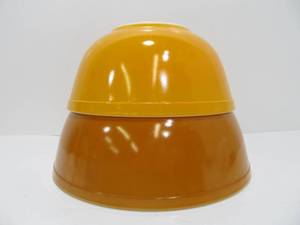 lot 44 image: 2 Vintage PYREX MixingNesting Bowls