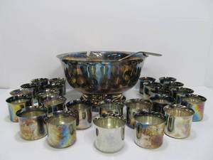 lot 18 image: Vintage Silverplated Serving Bowl w24 Cups & Ladle