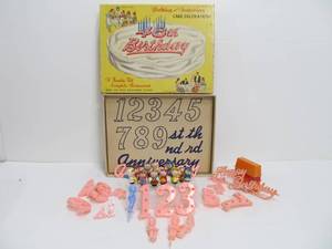 lot 26 image: Vintage 1950s era Birthday Cake Decorating Set in Box