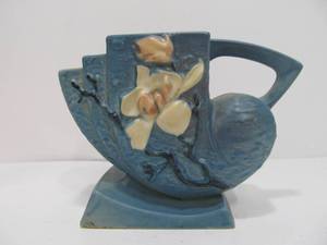 lot 37 image: Excellent Vintage ROSEVILLE Art Pottery Vase