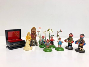 lot 46 image: Group of Miniature German Wooden Items