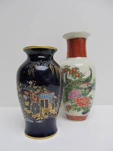 lot 270 image: 2 Vintage Japanese Vases