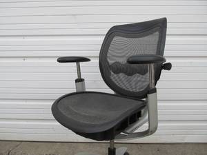 lot 335 image: Nice Quality Swivel Rolling Office DeskComputer Chair