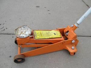 lot 352 image: Heavy Duty Central Hydraulics Floor Jack - 214 Ton
