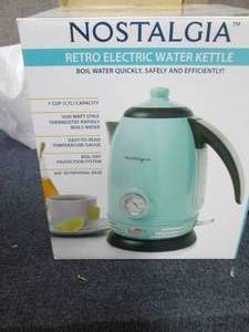 lot 5 image: Nostalgia Retro 1.7-Liter Stainless...