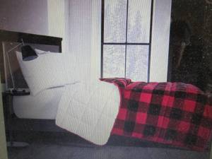 lot 42 image: Dearfoams Super Soft Red Buffalo Pl...