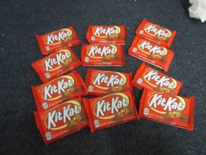 lot 85 image: 12- 1.5 oz KitKats...