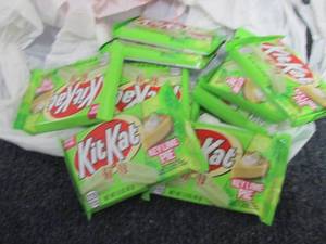 lot 86 image: 12- 1.5 oz Key Lime Pie KitKats...