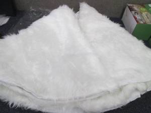 lot 198 image: Christmas Tree Skirt White Plush Lu...