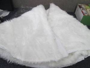 lot 199 image: Christmas Tree Skirt White Plush Lu...