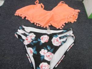 lot 205 image: Ladies Small 2 pc Swimsuit...