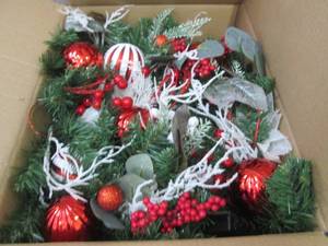 lot 325 image: Valery Madelyn  Lit Christmas Garla...