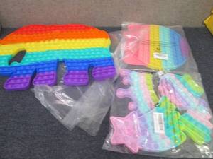 lot 350 image: 3 pks Pop-it Toys...